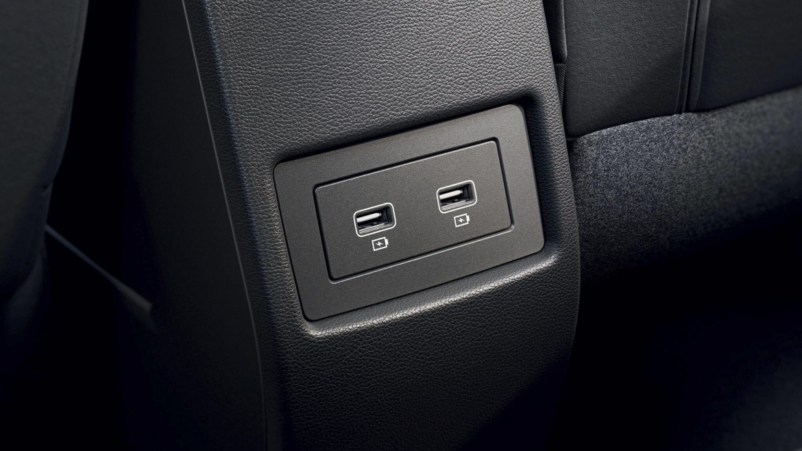 2 első és 2 hátsó USB-csatlakozó