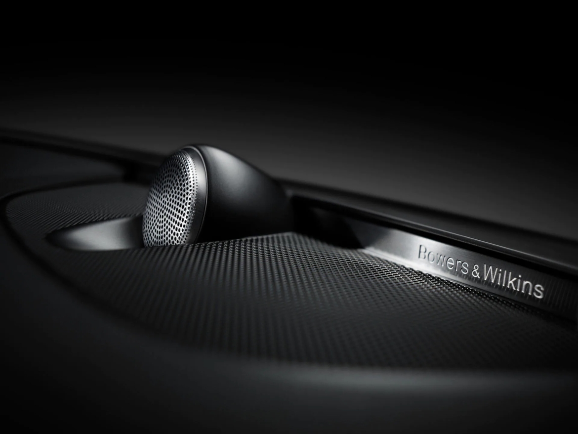 A Google Play alkalmazásaihoz való hozzáférés és az opcionális csúcskategóriás Bowers & Wilkins hangrendszer rendkívüli harmóniát teremt Ön és az autója között.
